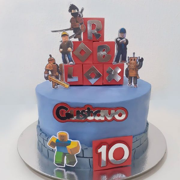 bolo de 20cm com recheio de brigadeiro tema roblox oq vcs acharam